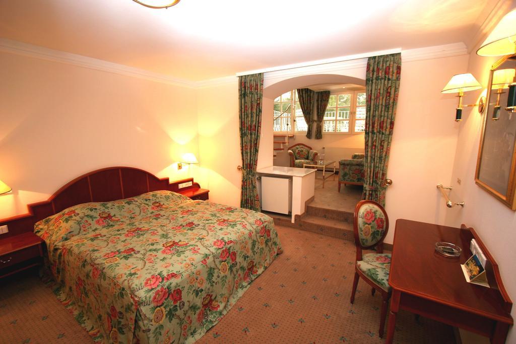 Park Hotel Am Schloss Ettringen  Bagian luar foto